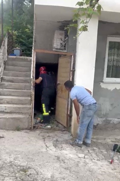 Osmaniye&rsquo;de evin bah&ccedil;esinde g&ouml;r&uuml;len yılan yakalandı