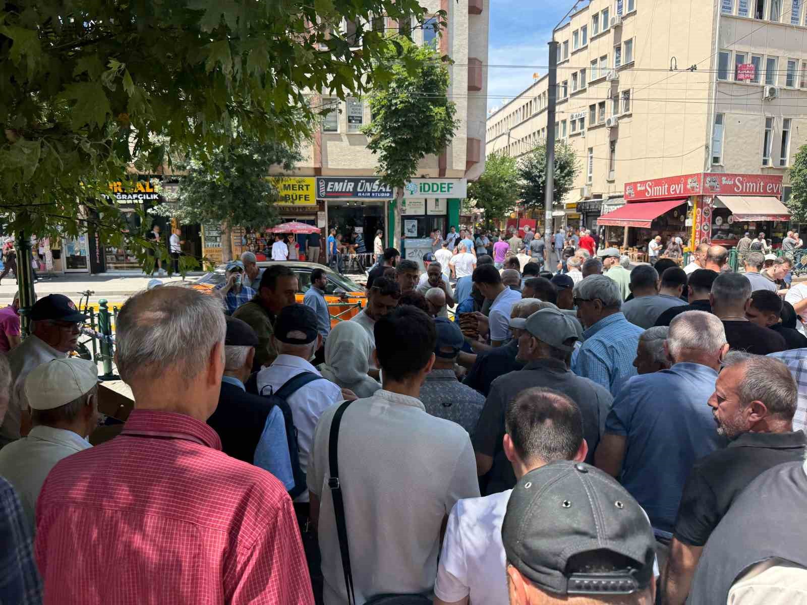 Şehit Uzman Jandarma Mehmet Demirbaş’ın hayrı için Reşadiye Camii’nde lokma ve simit dağıtıldı