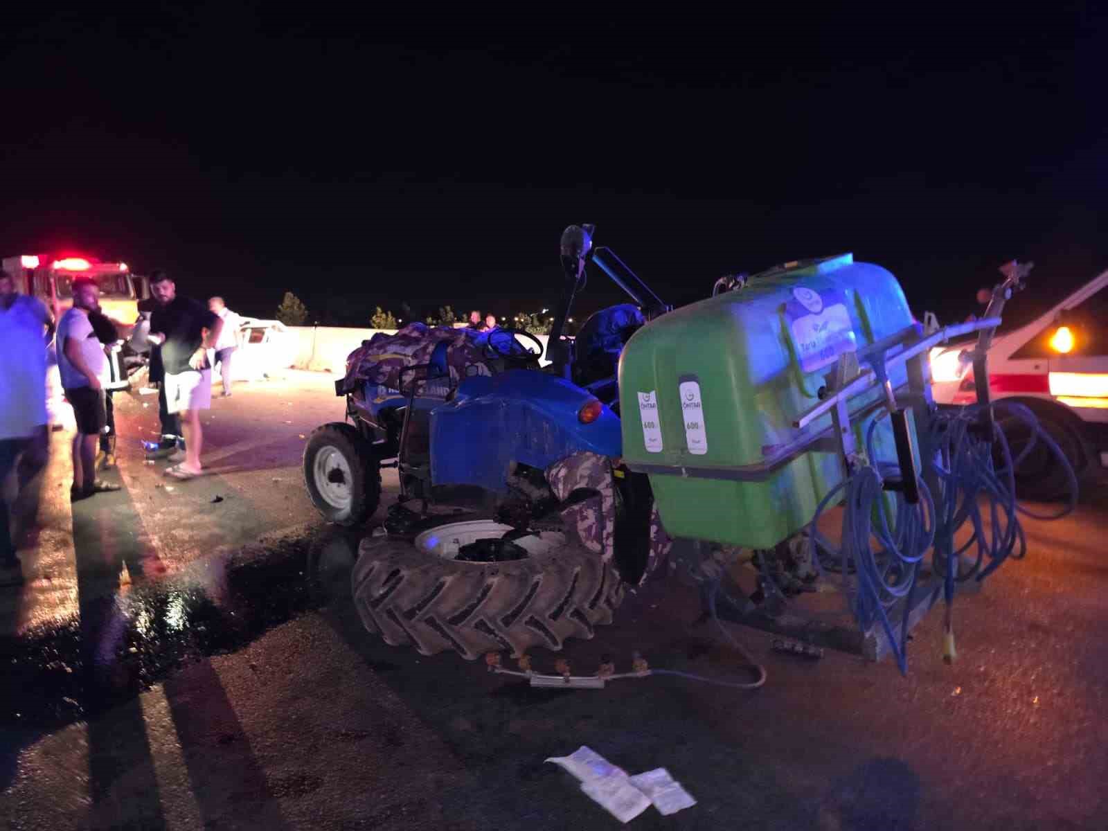 Hatay&rsquo;da trakt&ouml;r ile otomobil &ccedil;arpıştı: 3 yaralı