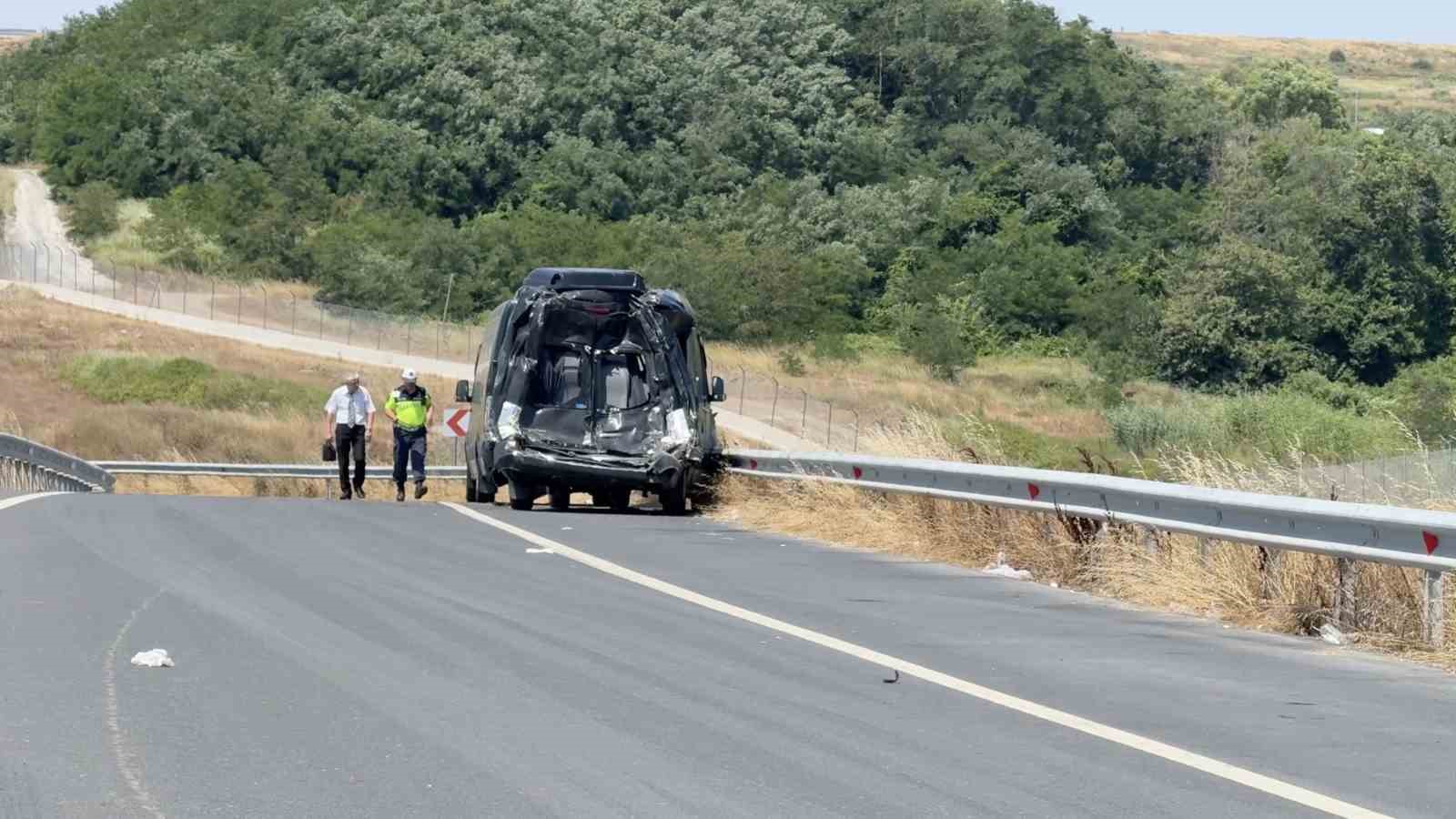 Hafriyat kamyonu VIP servis minibüsüne çarpıp devrildi