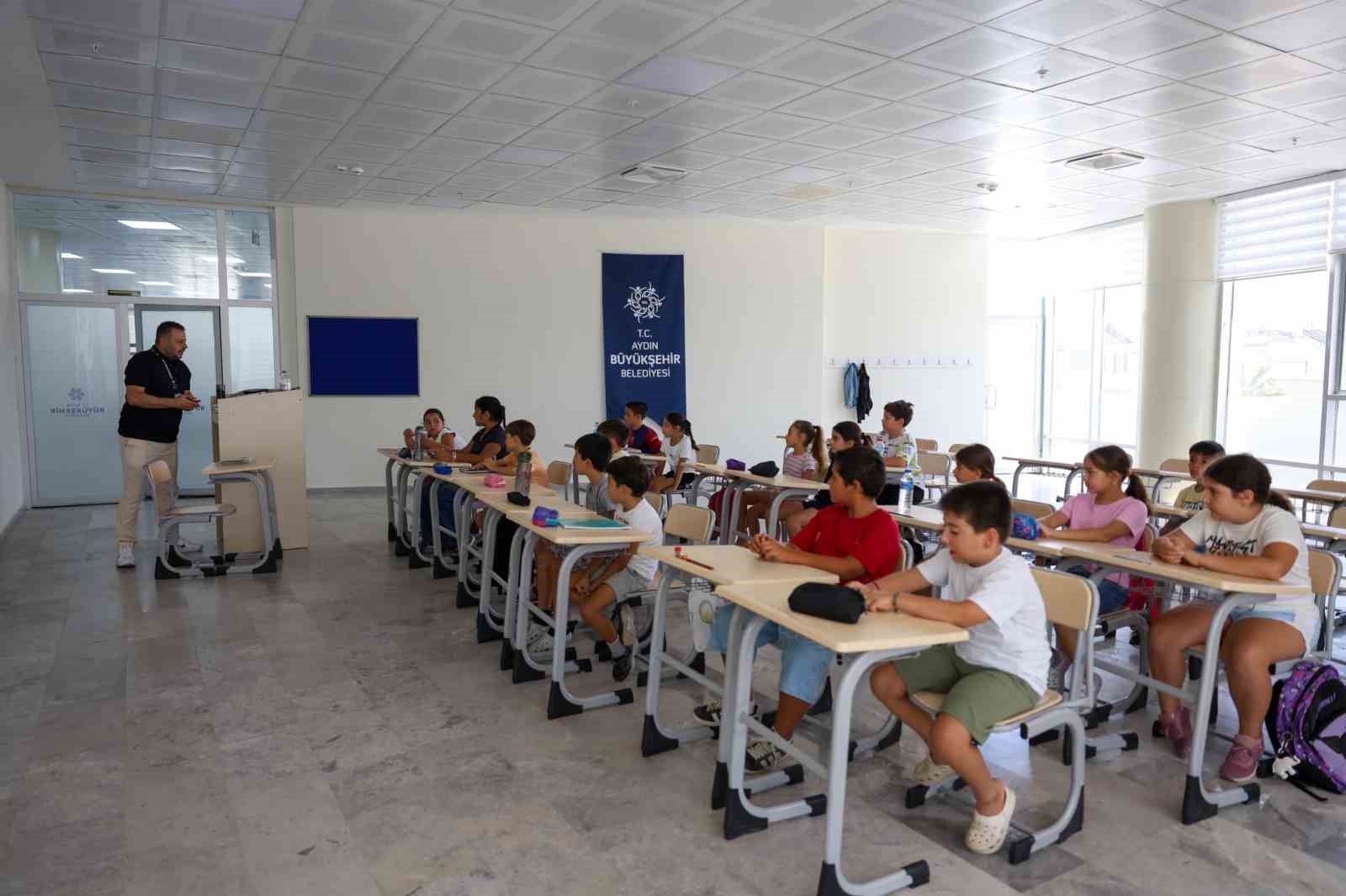 Aydınlı çocuklar yaz tatilini İngilizce öğrenerek geçiriyor