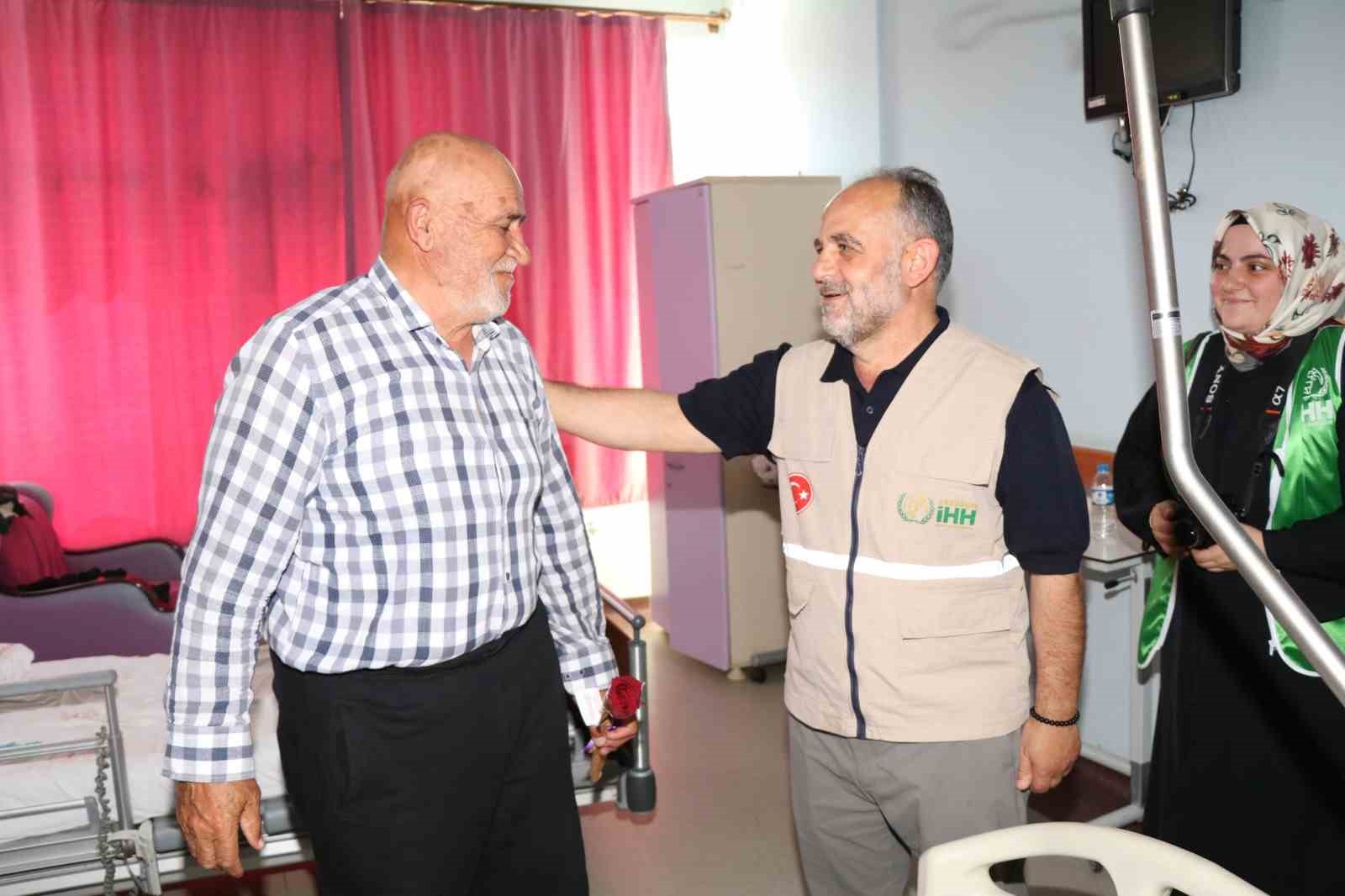 Oltu’da hastalara moral ziyareti