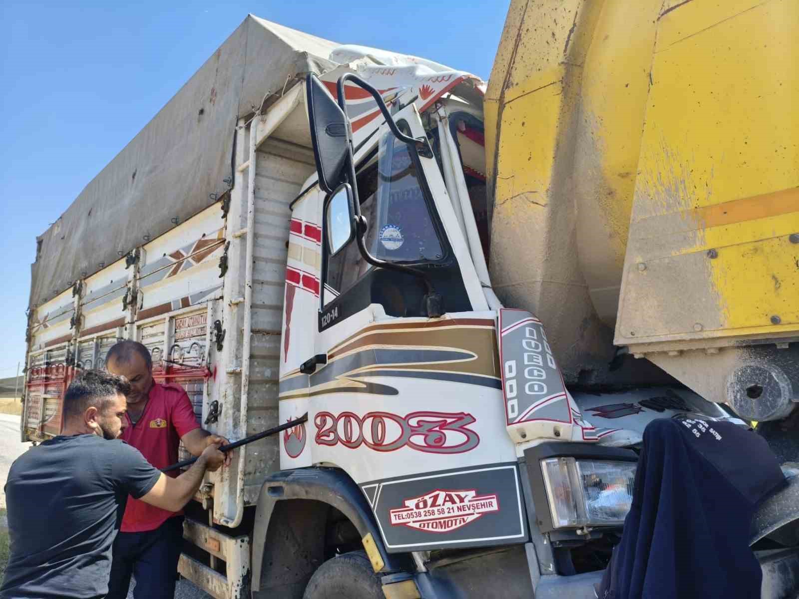 Çekiciye çarpan kamyon hurdaya döndü: 2 yaralı