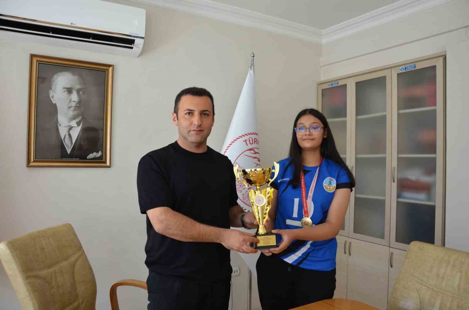 Emet Kaymakamı Başkapan, il birincisi kız voleybol takımını kabul etti