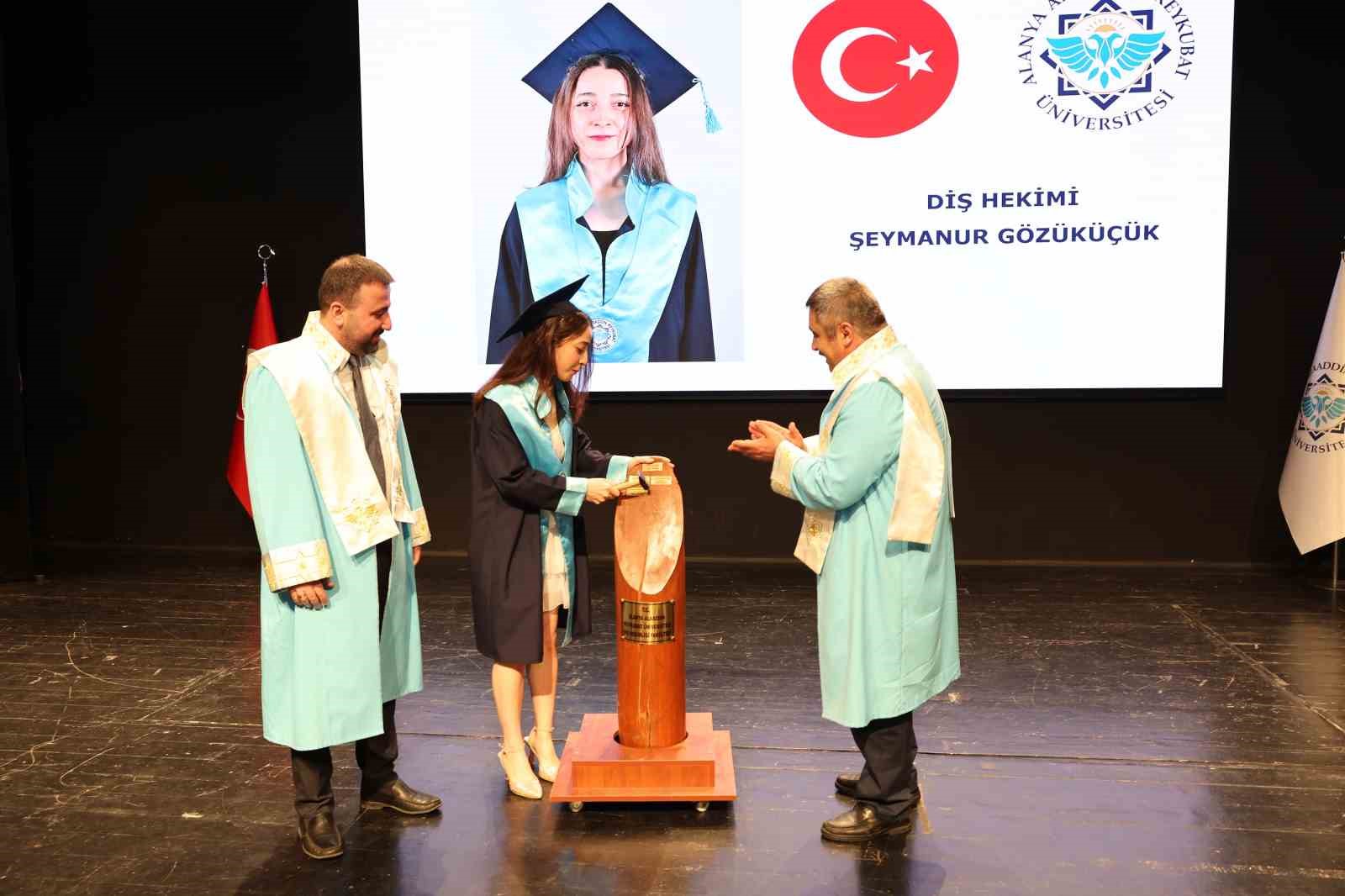 ALKÜ’de diş hekimliği fakültesinde mezuniyet heyecanı