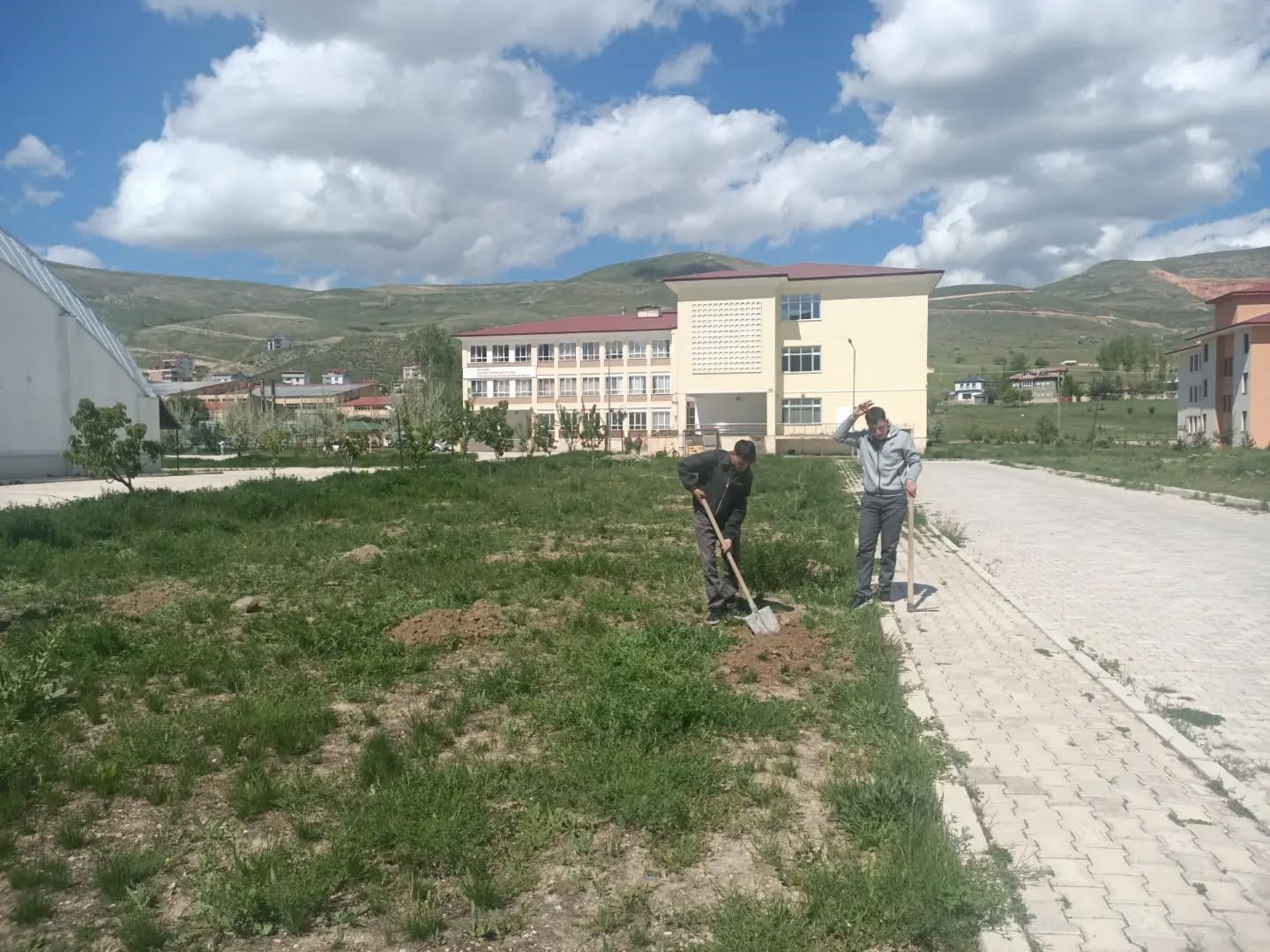 Bayburt&rsquo;ta &ouml;ğrenciler &lsquo;Yeşil Vatan&rsquo; i&ccedil;in fidan dikti