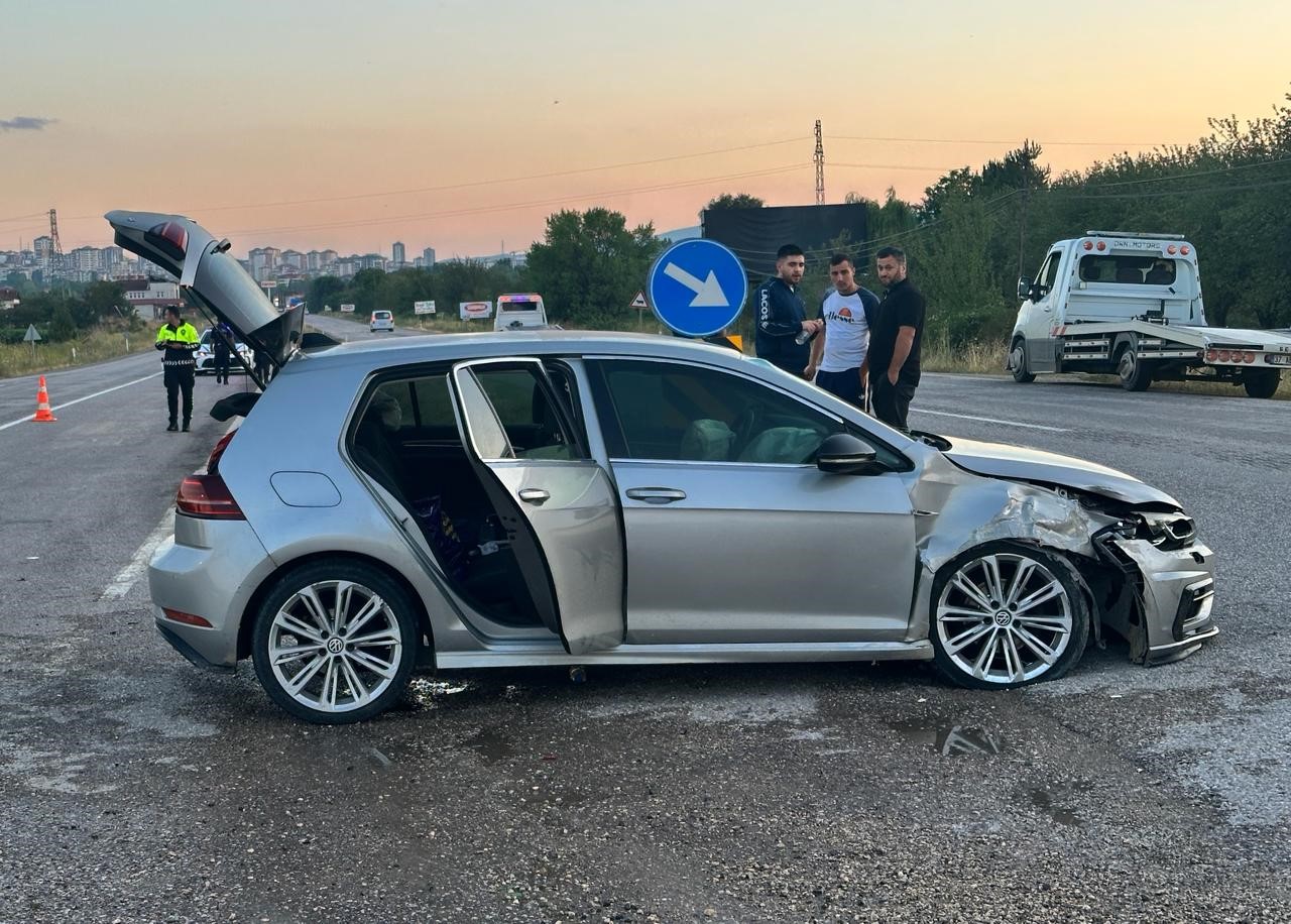Kastamonu’da iki otomobil çarpıştı: 2 yaralı