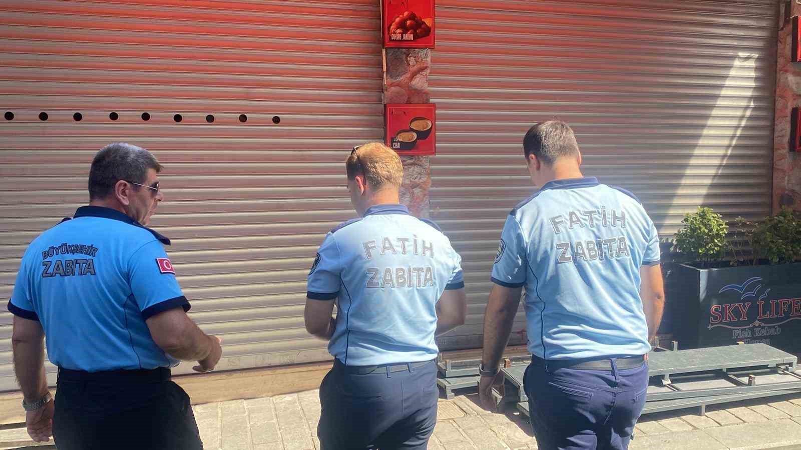 Mühürlü boş dükkandan yayılan kötü koku ekipleri harekete geçirdi