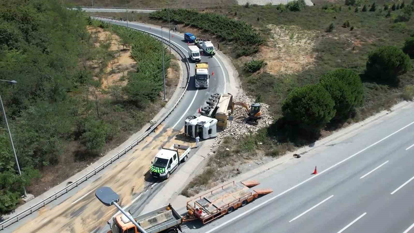 Eyüpsultan’da hafriyat kamyonu devrildi: 1 yaralı