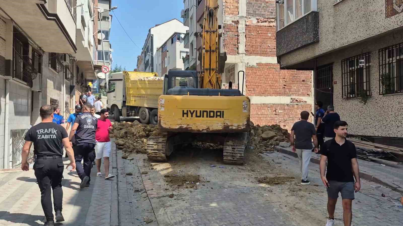 Sultangazi’de temel kazısı sırasında zarar gören binanın çevresindeki 3 bina daha tahliye edildi