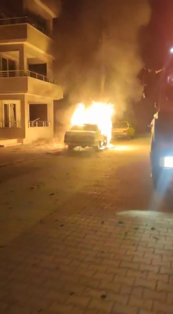 Maskeyle geldi, aracı böyle ateşe verdi