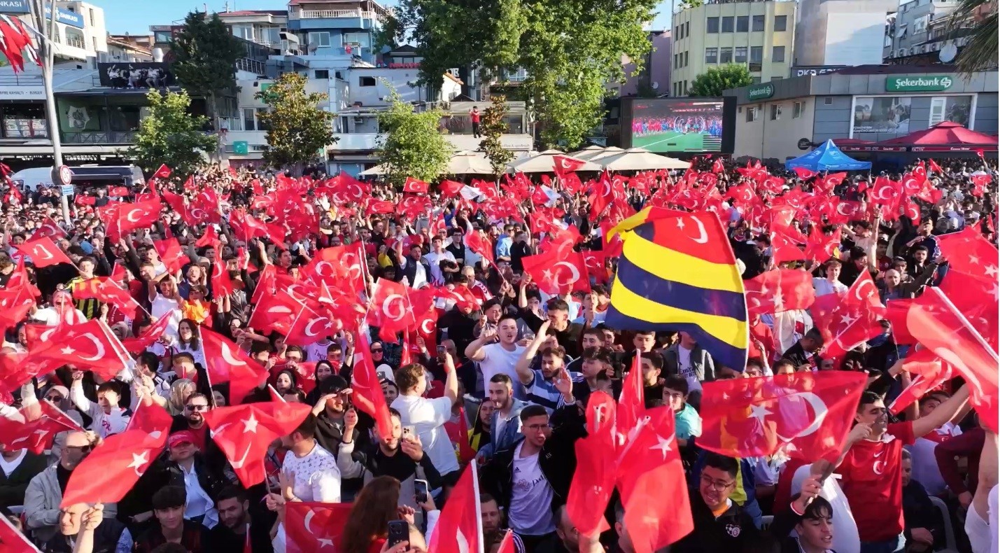 Milli maç heyecanı Pendik Sahili’nde doyasıya yaşandı