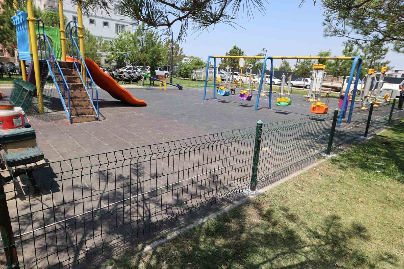 Şehzadeler’in parklarında yenileme çalışmaları devam ediyor