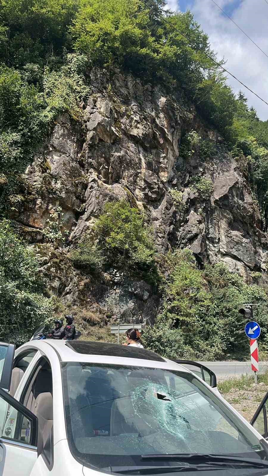 Rize’de otomobilin üzerine kaya düştü: 1 yaralı