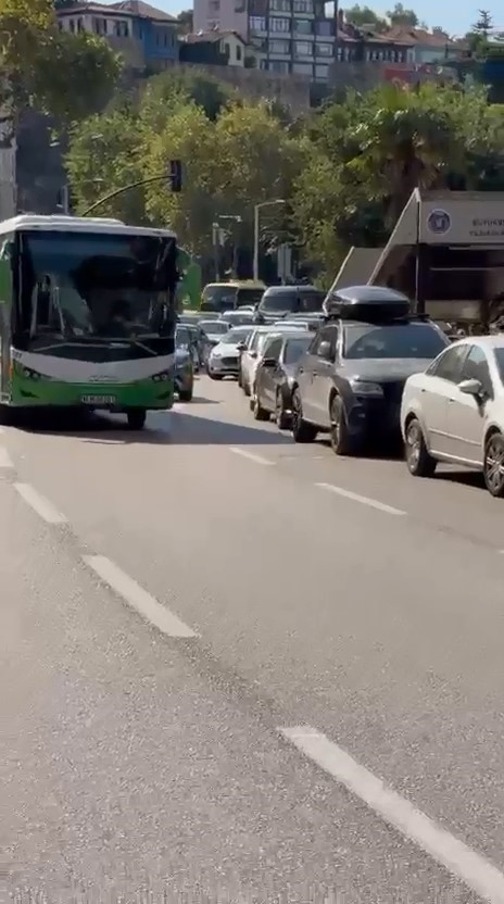 Bursa’da düğün konvoyunun önünü bu sefer otobüs kesti
