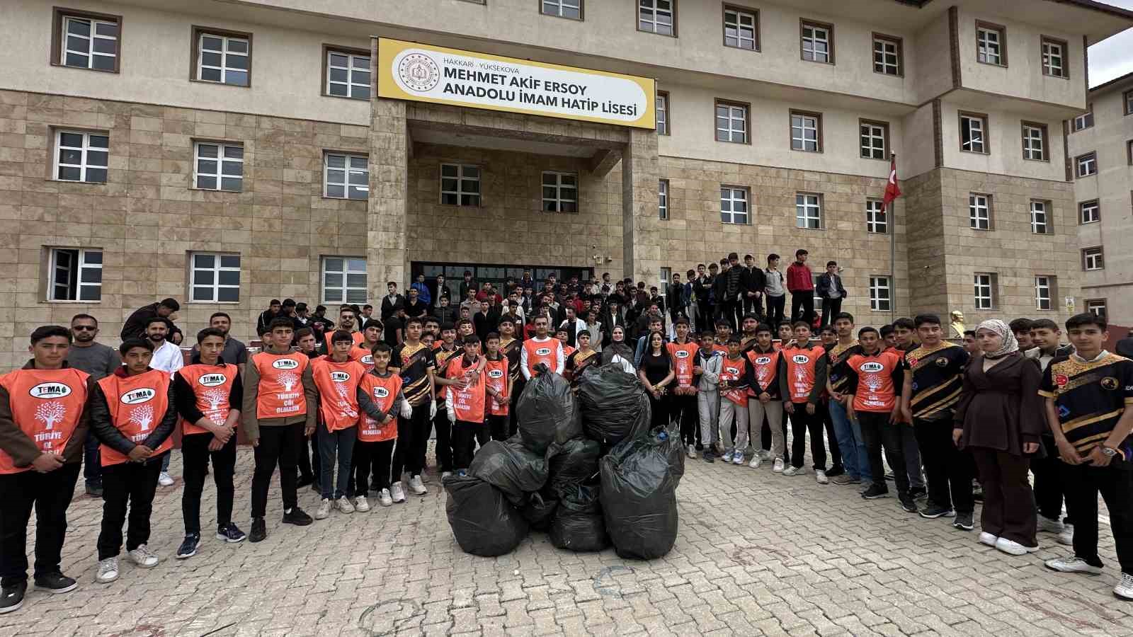 Yüksekova’da 400 kişi bir araya gelerek çevre temizliği yaptı