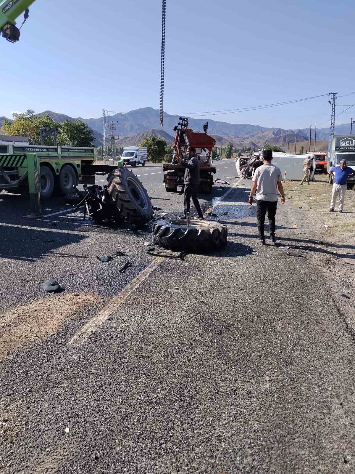 Oltu-Ardahan yolunda feci kaza: 2’si ağır 3 yaralı