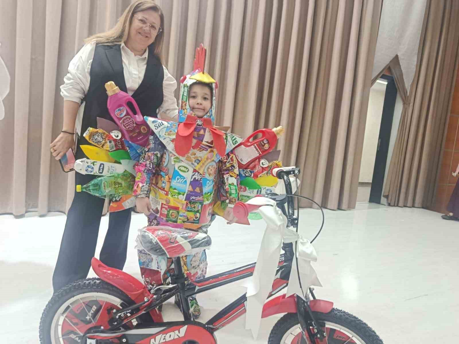 Esenlerli miniklerden geri dönüşüm defilesi