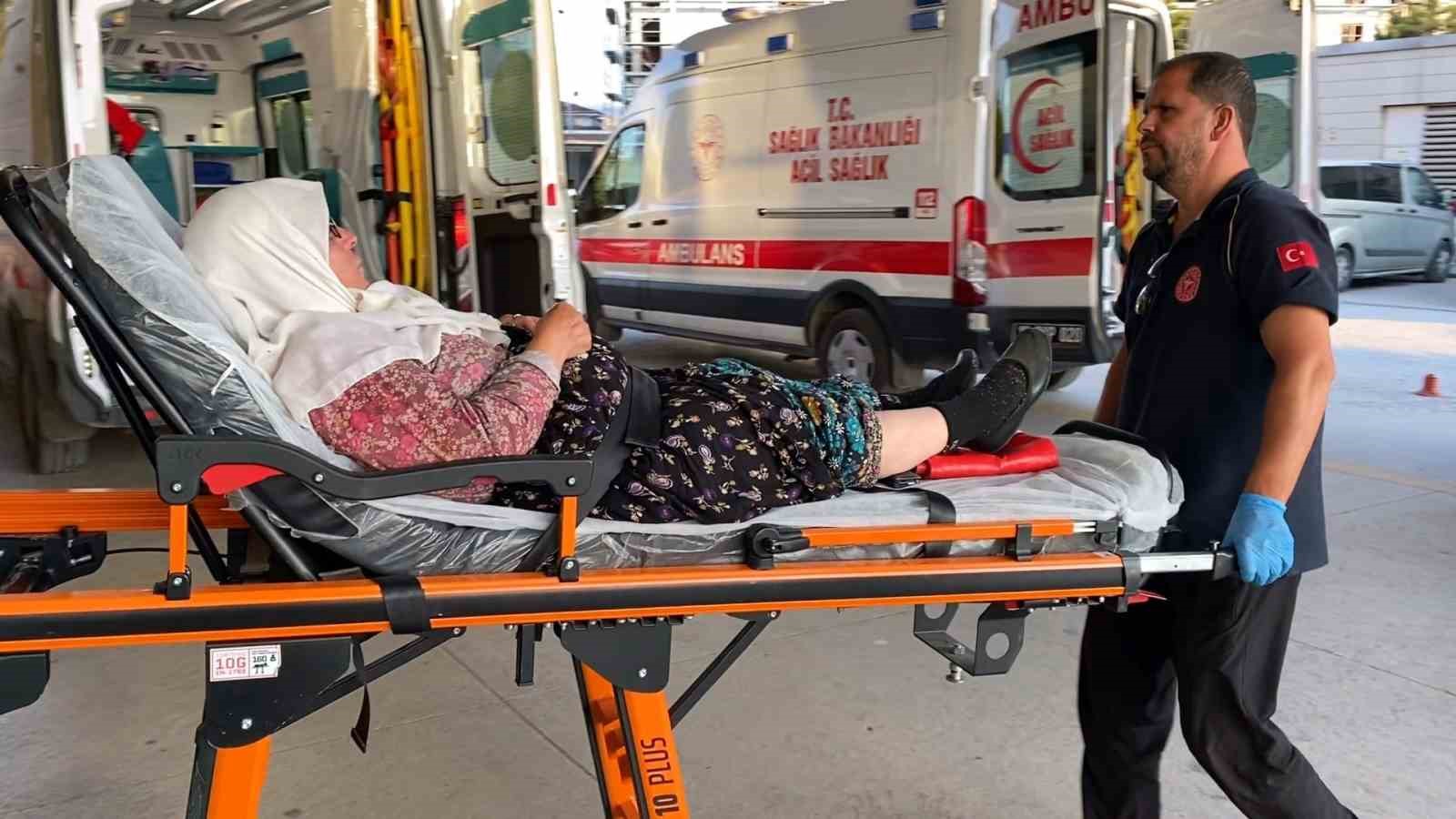 Tarım iş&ccedil;ilerini taşıyan servis devrildi 6 iş&ccedil;i yaralı