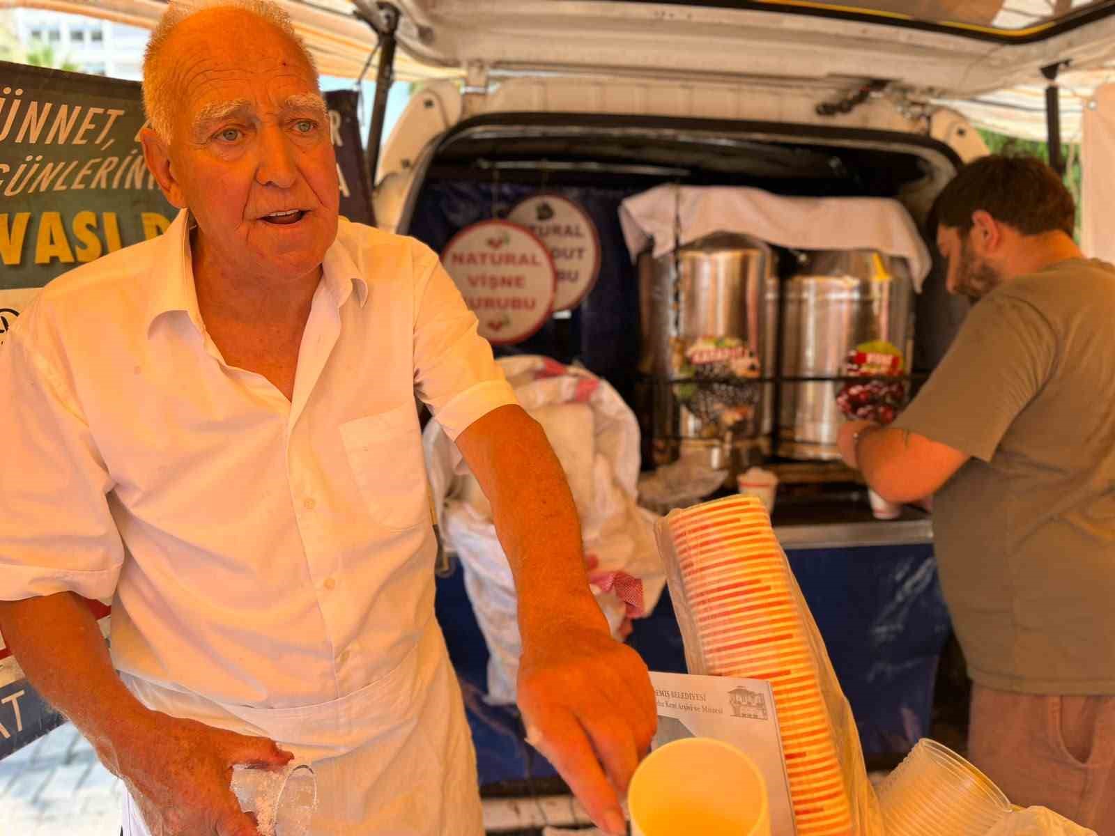 İzmirliler kavurucu sıcakta kar helvası ile serinledi