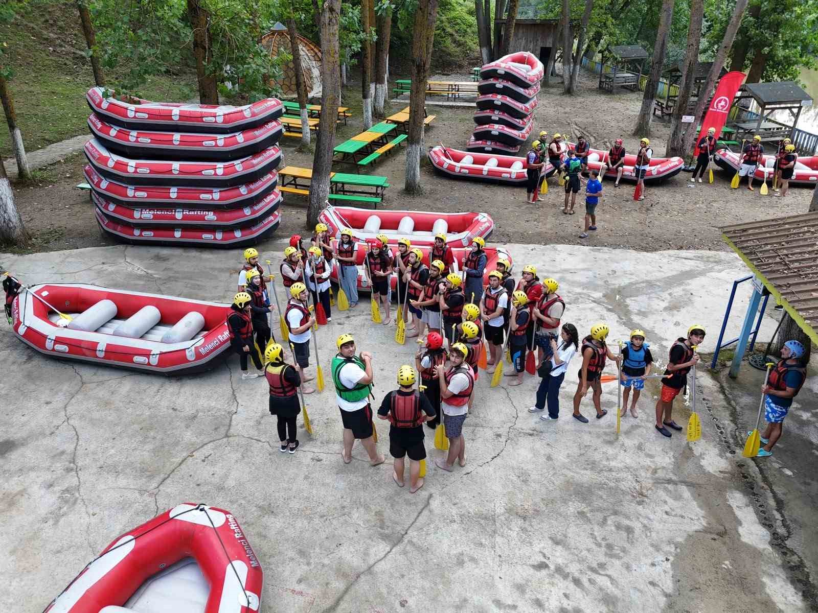 Melen Çayı’nda gençlerin rafting mesaisi