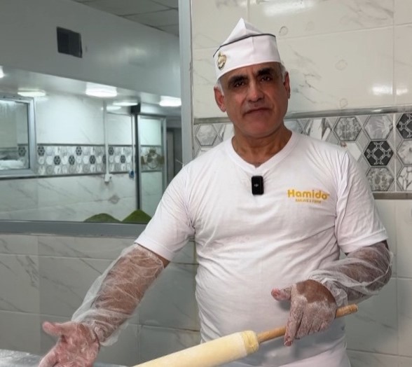 Amerikan aksanıyla Gaziantep baklavasını anlattı, sosyal medyayı salladı