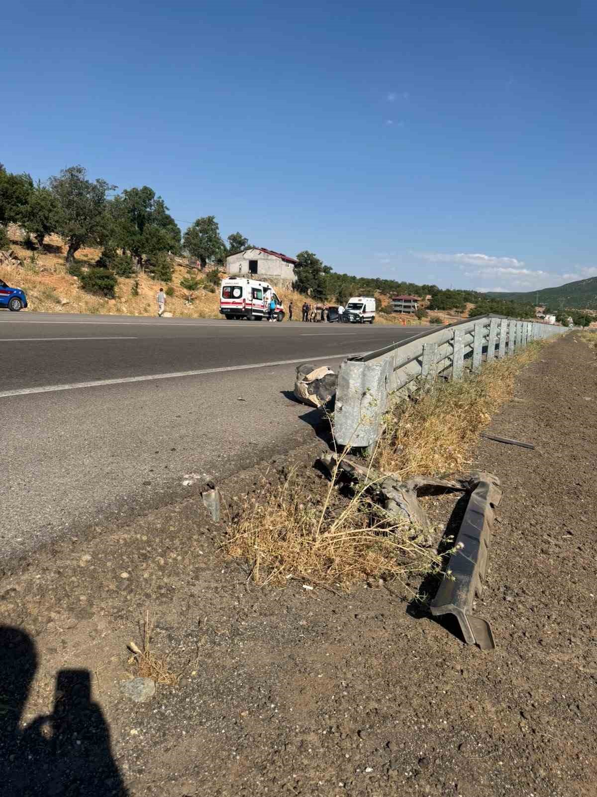 Bingöl’de otomobil bariyerlere çarptı: 2 yaralı