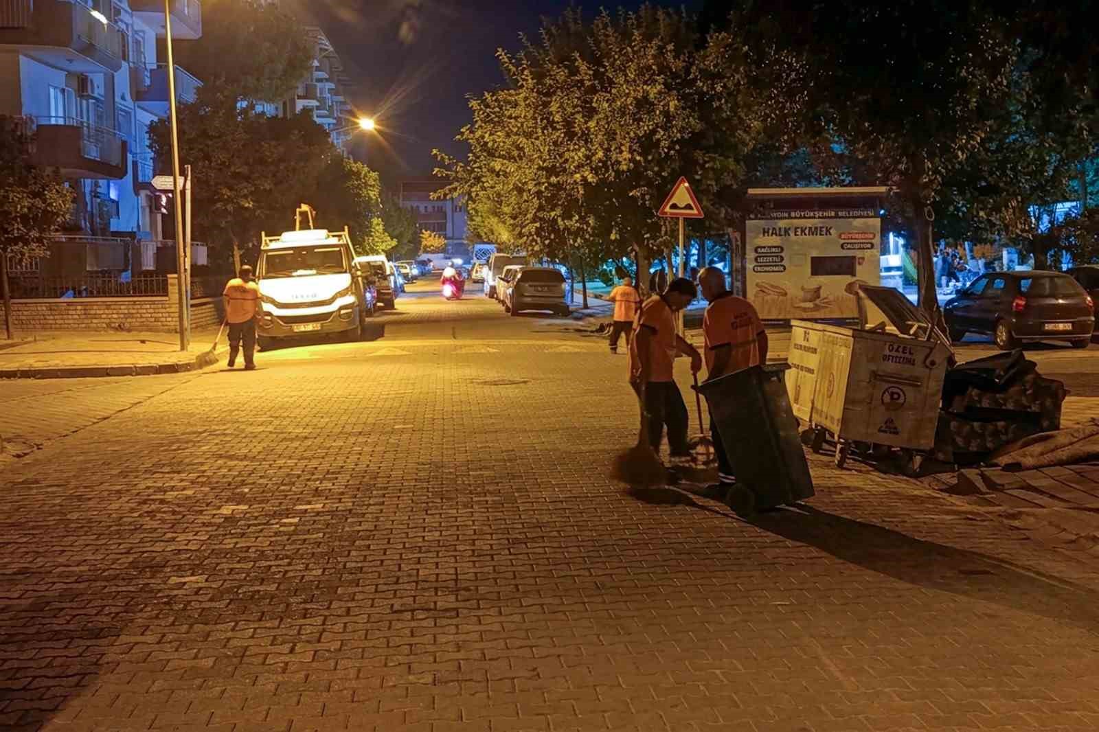 Efeler Belediyesi temizlik ekipleri çalışmalarını sürdürüyor