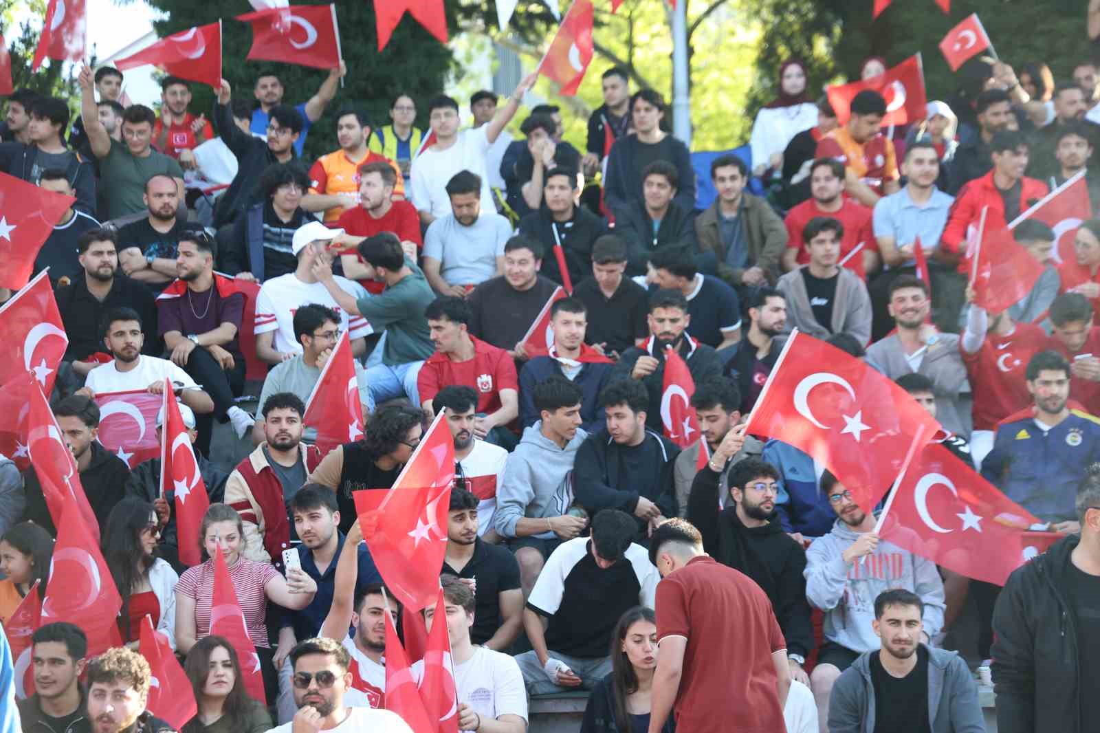 Elazığ’da zaman durdu: A Milli maç için dev ekran kuruldu