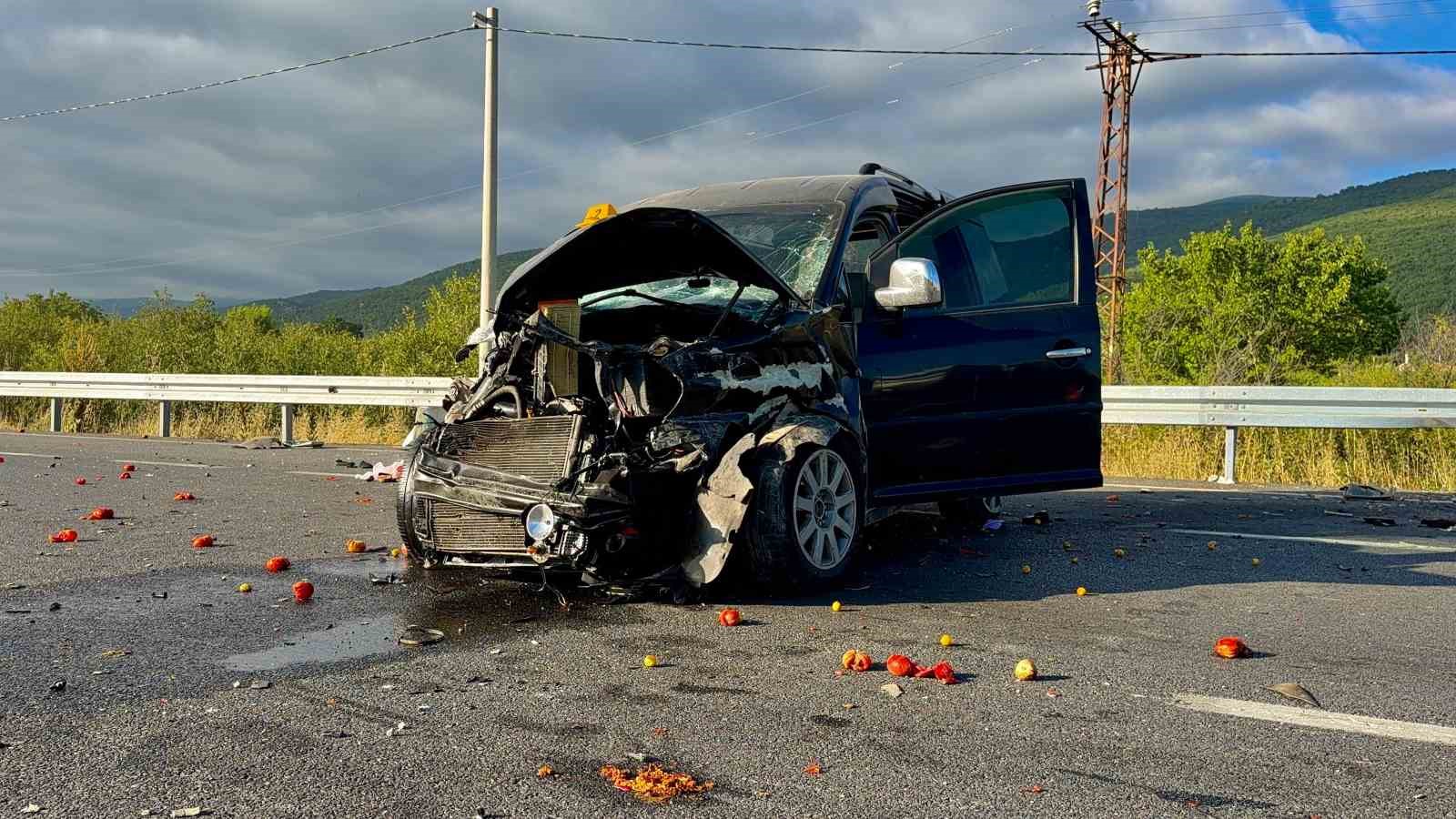 Hafifi ticari araçlar çarpıştı: 1 ölü, 4 yaralı