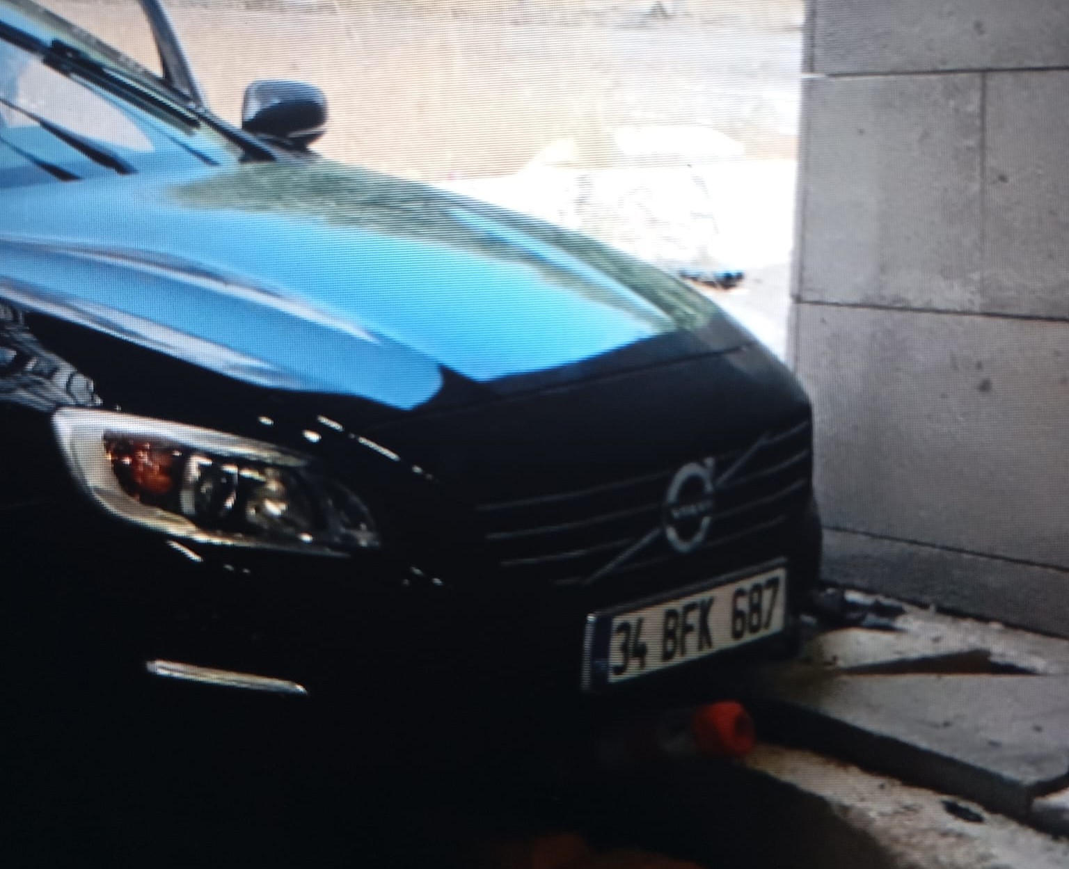 Malatya&rsquo;da el frenini &ccedil;ekmeyi unutan s&uuml;r&uuml;c&uuml;n&uuml;n aracı t&uuml;nel girişine &ccedil;arptı