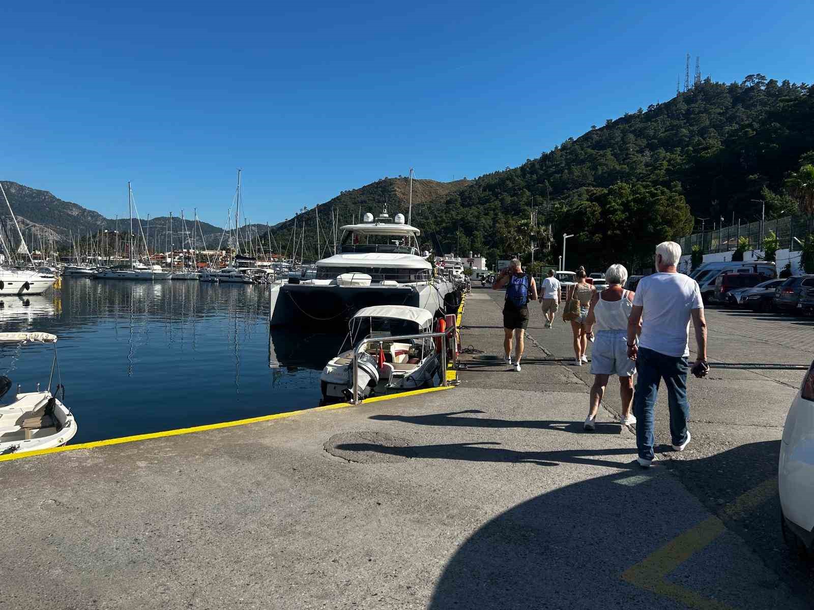 Dev gemi 2 bin500 yolcusu ile Marmaris Limanı’na demirledi