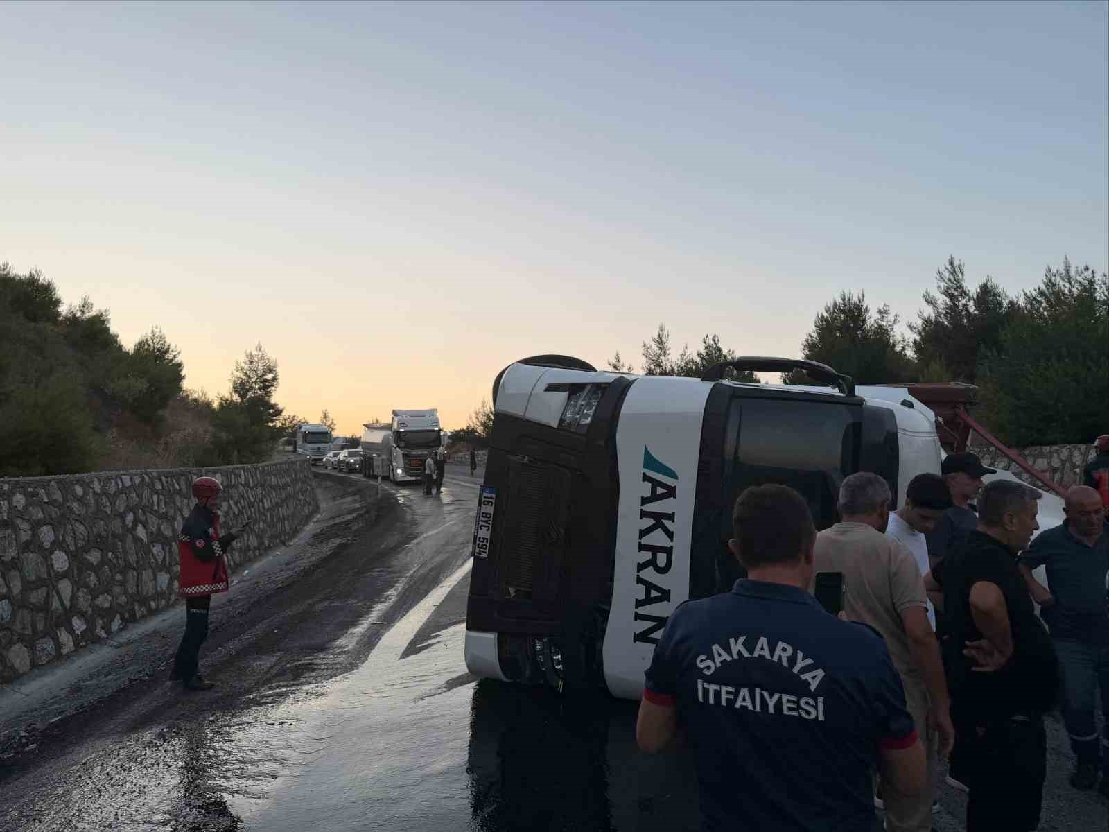 Bilecik&rsquo;te 2 tır &ccedil;arpıştı, 1 kişi yaralandı