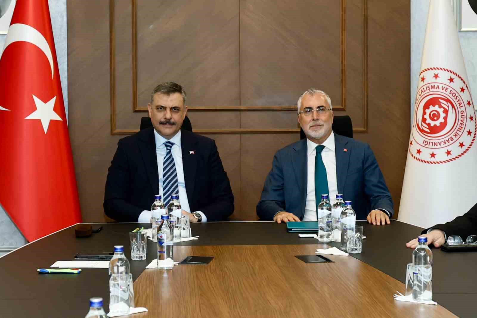 Bakan &Ccedil;ift&ccedil;i: "(Toplum Yararına Programları) 81 ilimizin valiliklerine toplam 30 bin kontenjan tahsis edilecek"