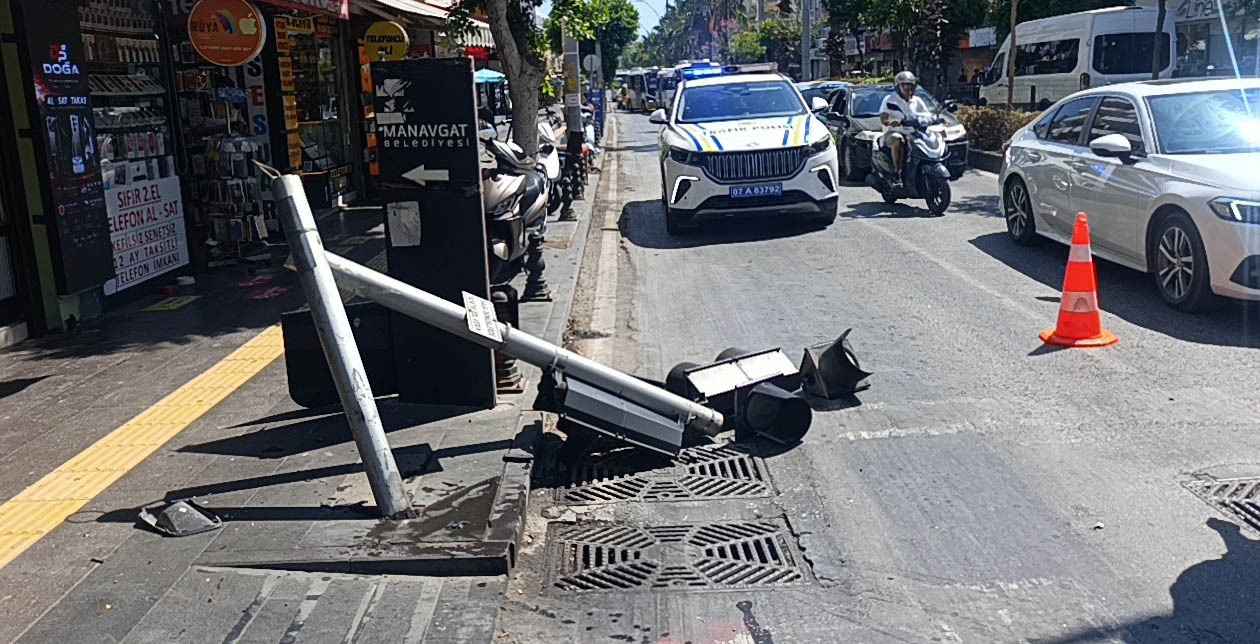Ticari taksiyle çarpışan hafif ticarinin iş yerine girmesini trafik lambaları önledi