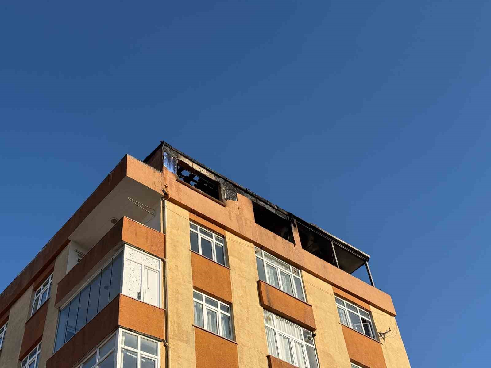 K&uuml;&ccedil;&uuml;k&ccedil;ekmece&rsquo;de &ccedil;atı katında yangın: Ev kullanılamaz hale geldi