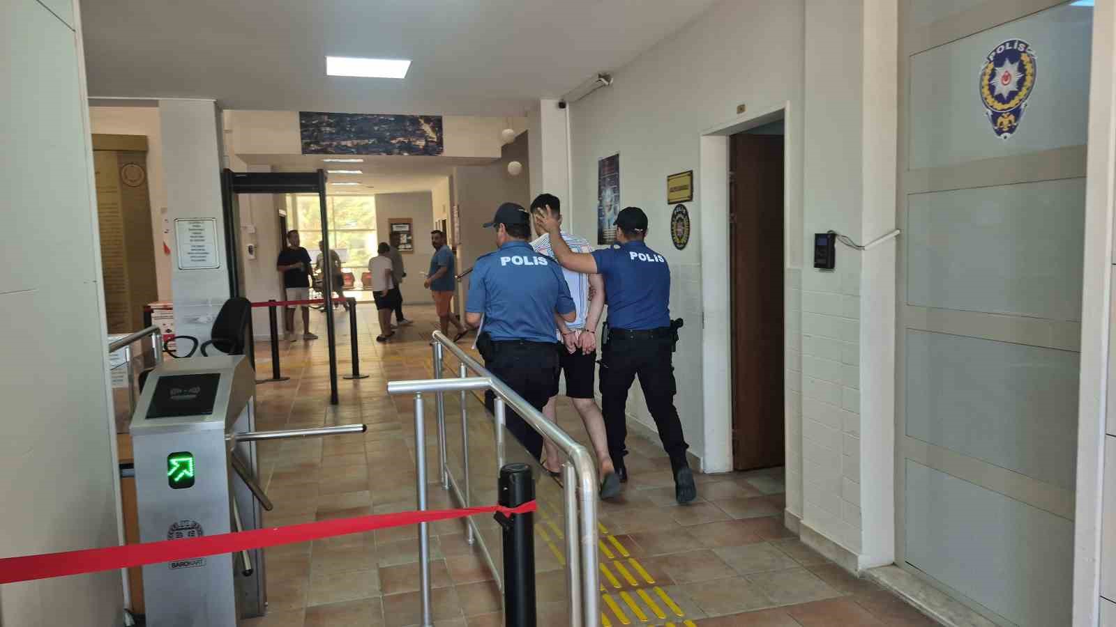 Uygulamadan ka&ccedil;arken polisi ve motosikletliyi yaraladı