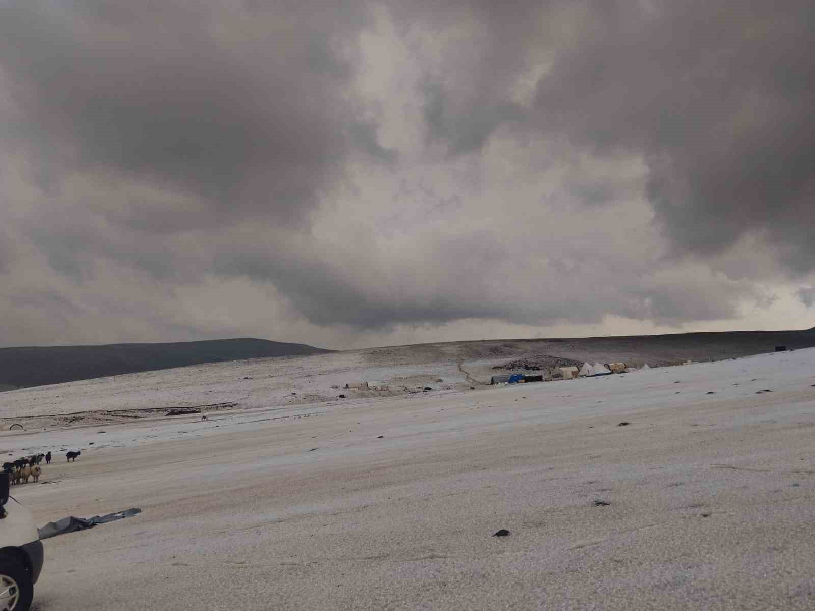 Erzincan yaylalarında dolu yağışı kar gibi araziyi beyaza bürüdü