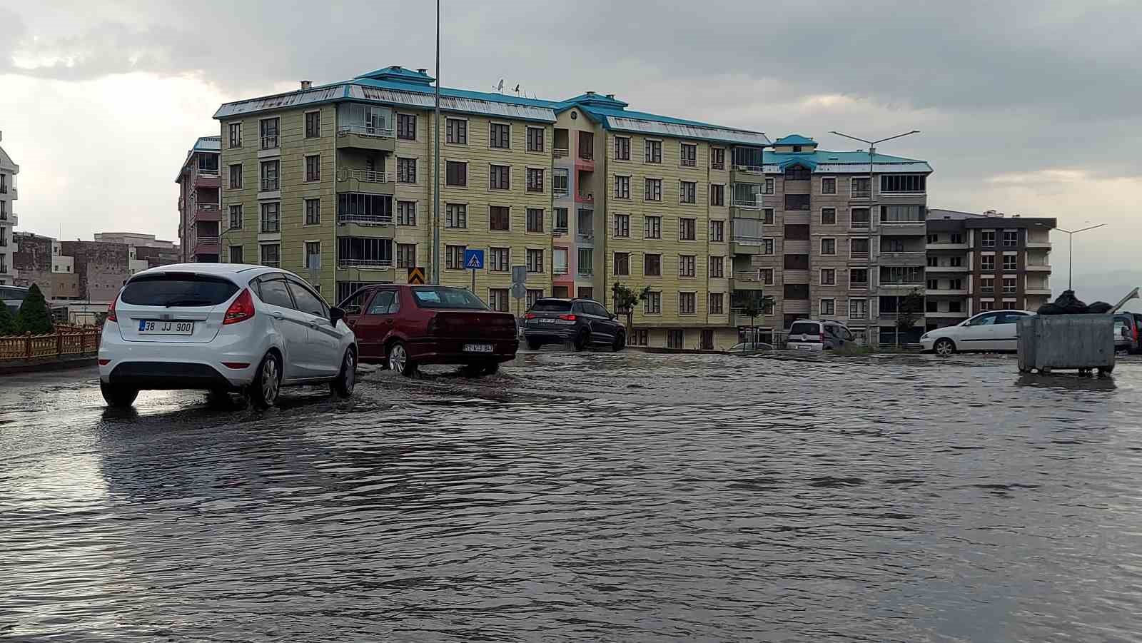 Erzurum’da 10 dakikalık yağış trafiği felç etti
