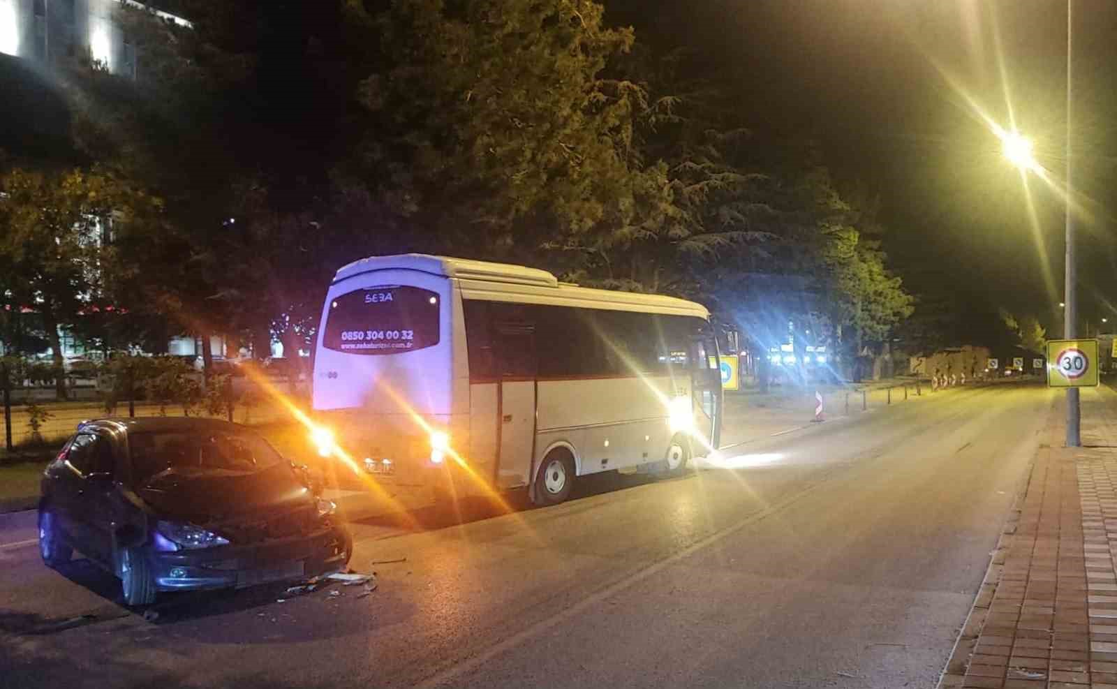 Ters yönden gelen alkollü sürücü servis minibüsüne çarptı