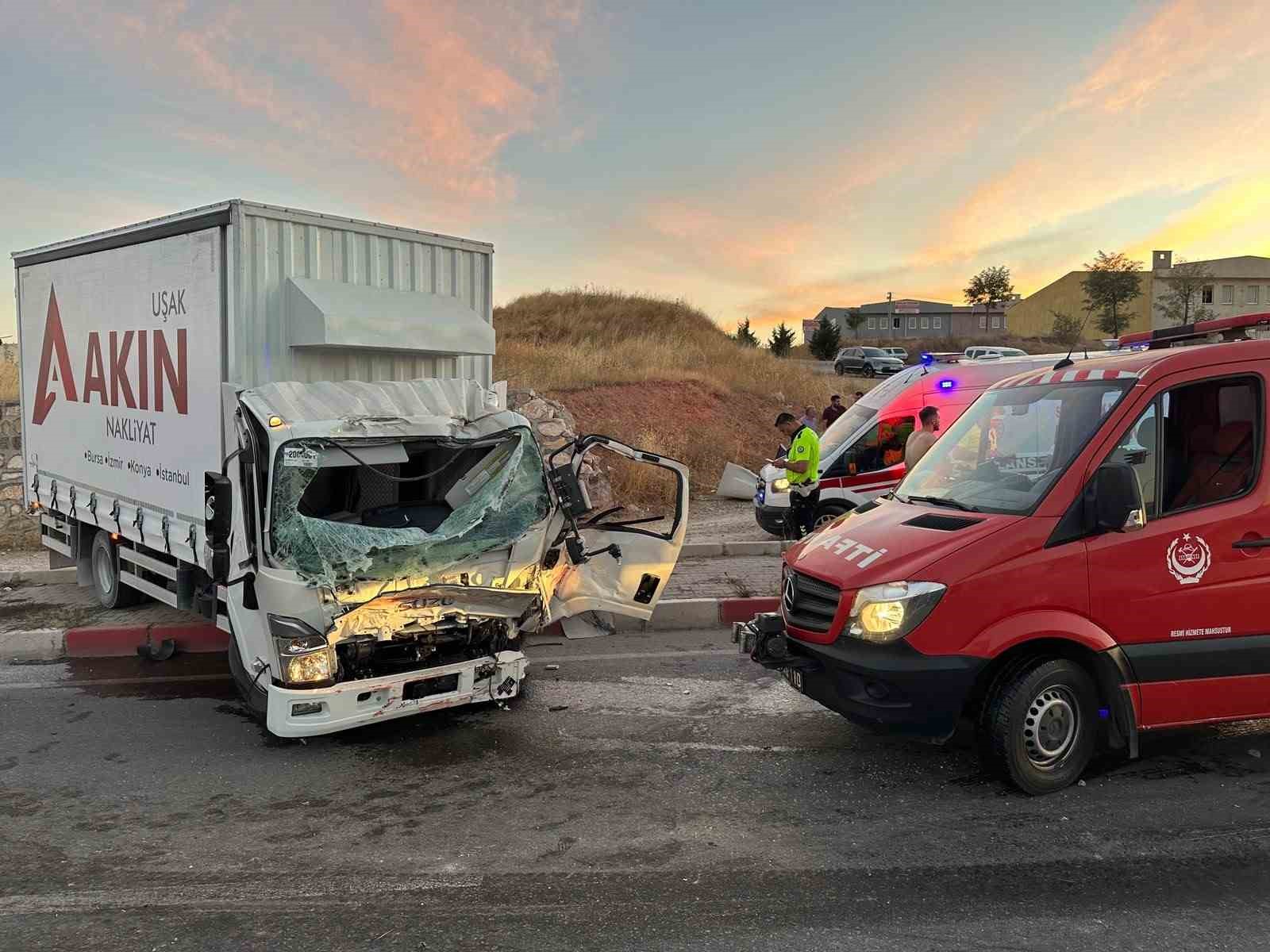 Uşak’ta itfaiye aracı ile kamyon çarpıştı: 1 ölü, 2 yaralı