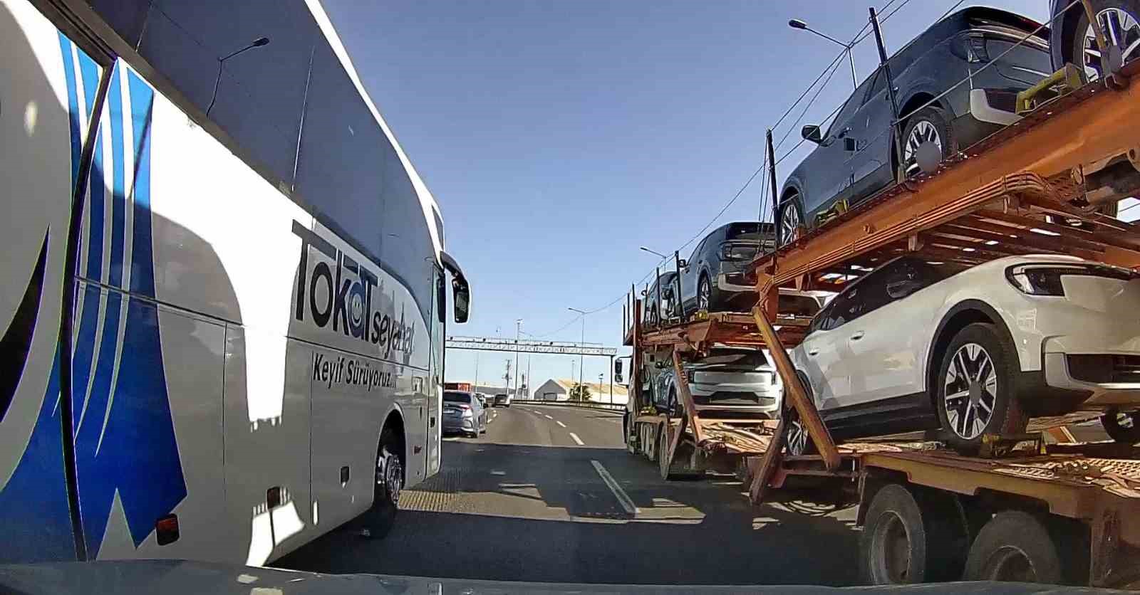 Ani şerit değişikliği faciaya davetiye çıkardı: Kazaya ramak kala