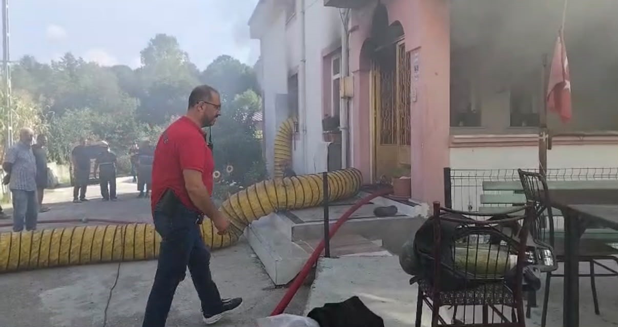 İtfaiyecinin Türk bayrağı hassasiyeti