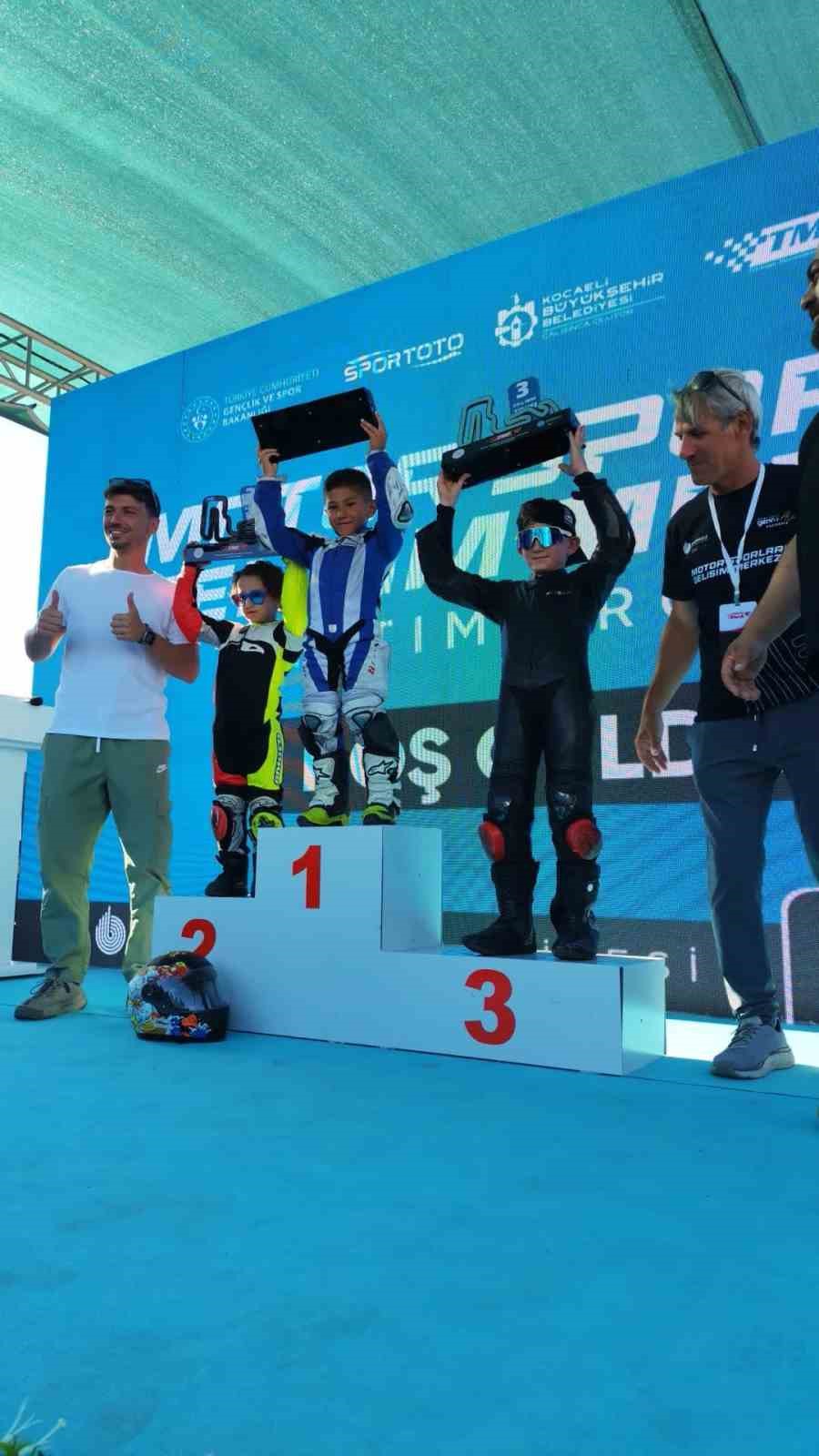 Minik motosiklet yarış&ccedil;ısından kariyerinin ilk galibiyeti