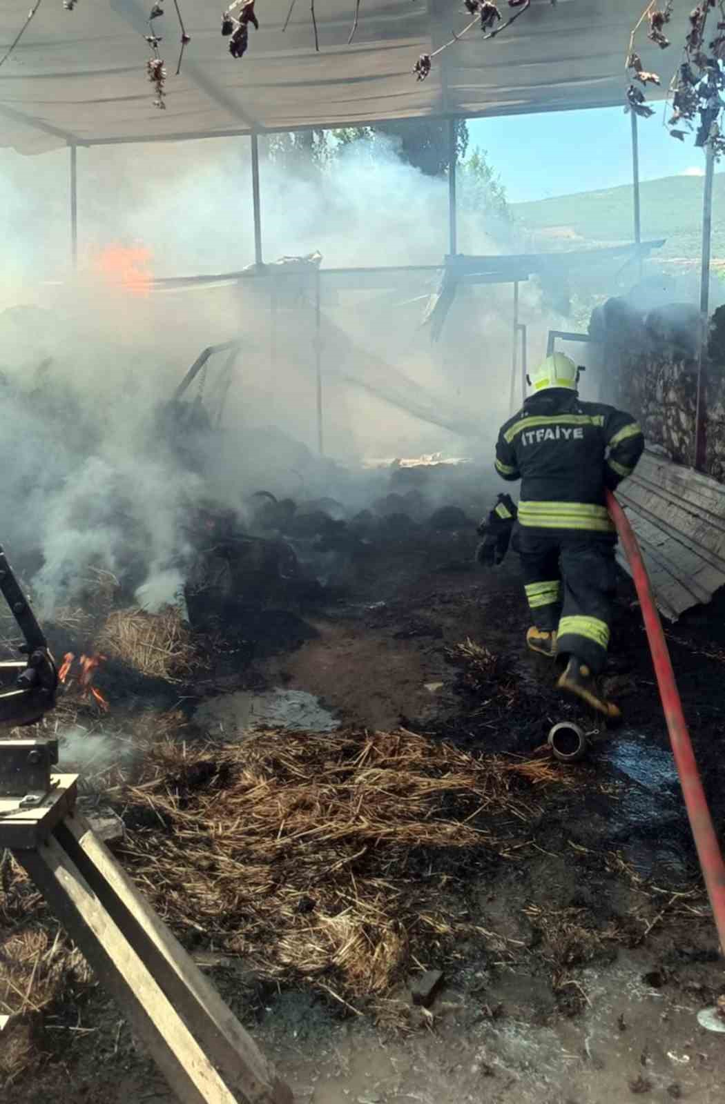 Saman balyalarından başlayan yangın eve sı&ccedil;radı