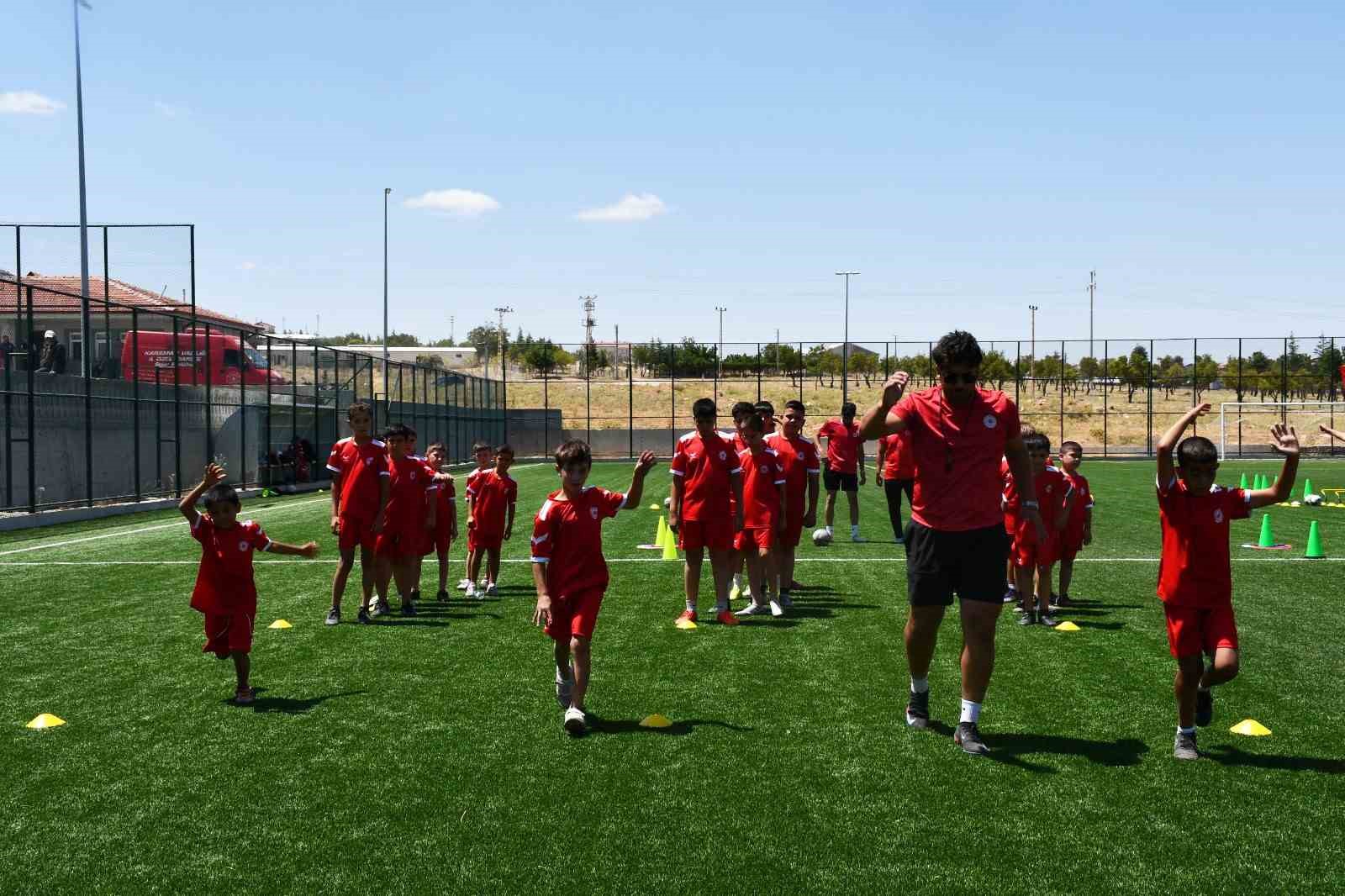 Karaman’ın Kazımkarabekir ilçesinde yaz futbol kursu açıldı
