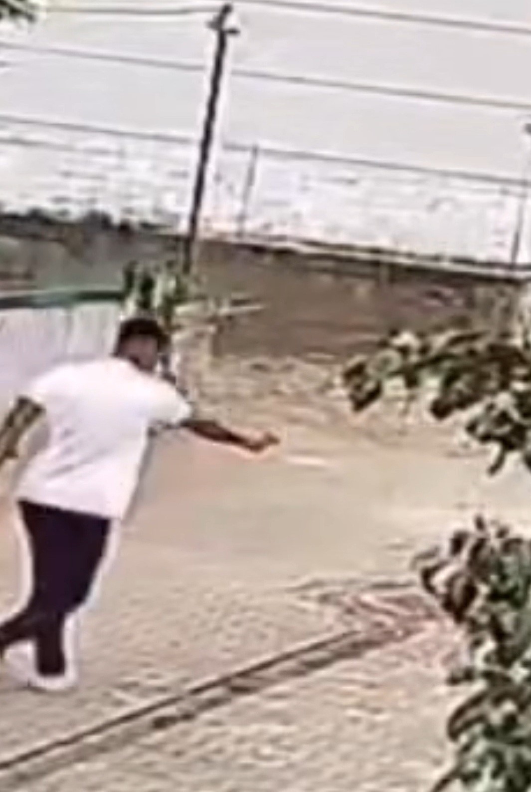 &Ouml;nce yumrukladı, sonra bacaklarından vurdu: O anlar kamerada