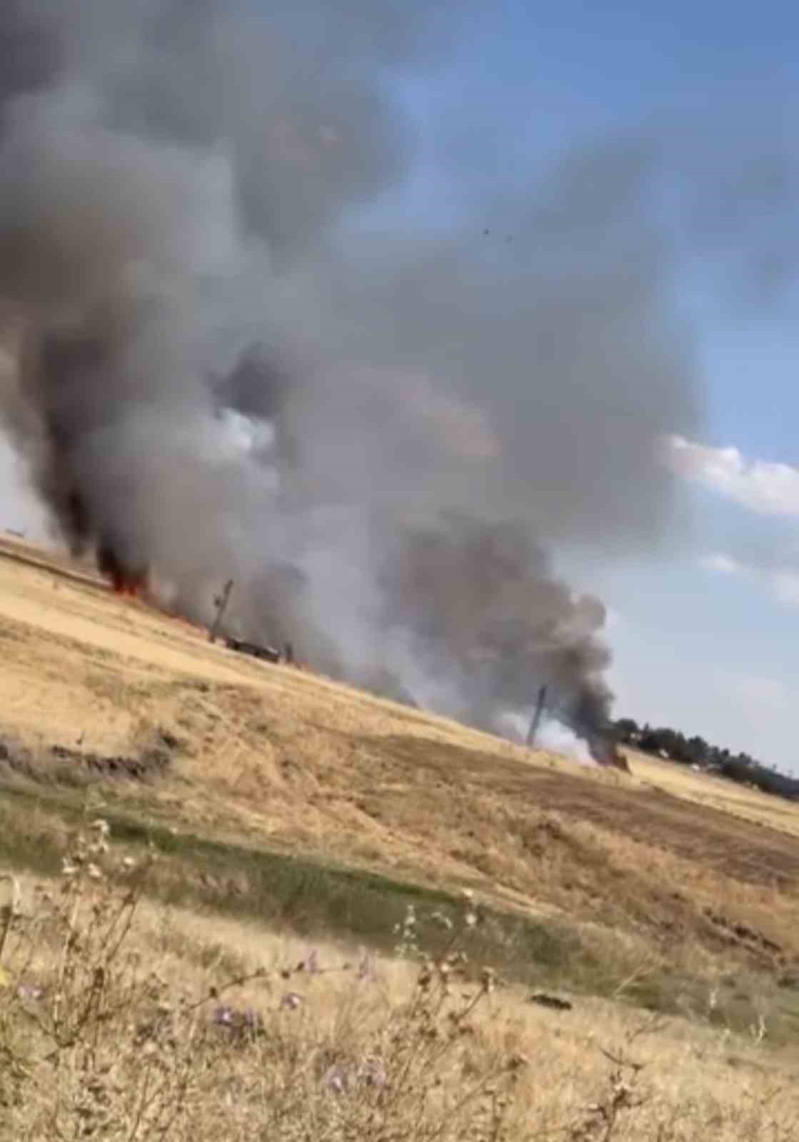 Siverek&rsquo;te arazi yangını: 1&rsquo;i ağır 3 yaralı, 200 d&ouml;n&uuml;m ekili alan k&uuml;le d&ouml;nd&uuml;