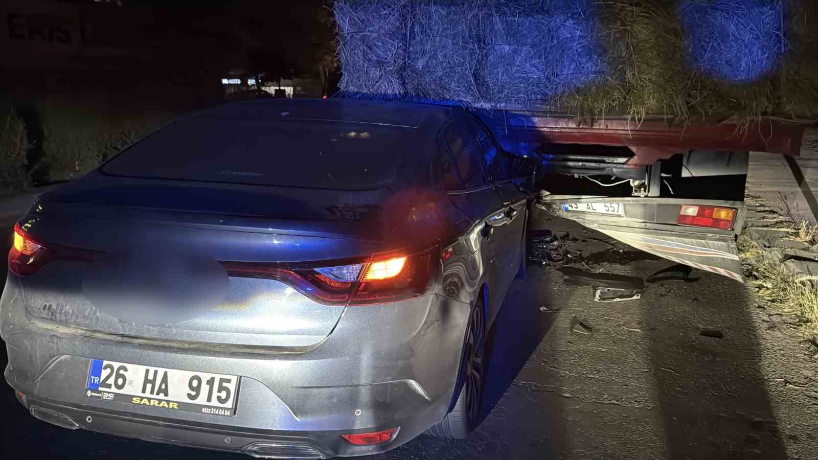 Park halindeki balya yüklü kamyona arkadan çarptı, facia ucuz atlatıldı