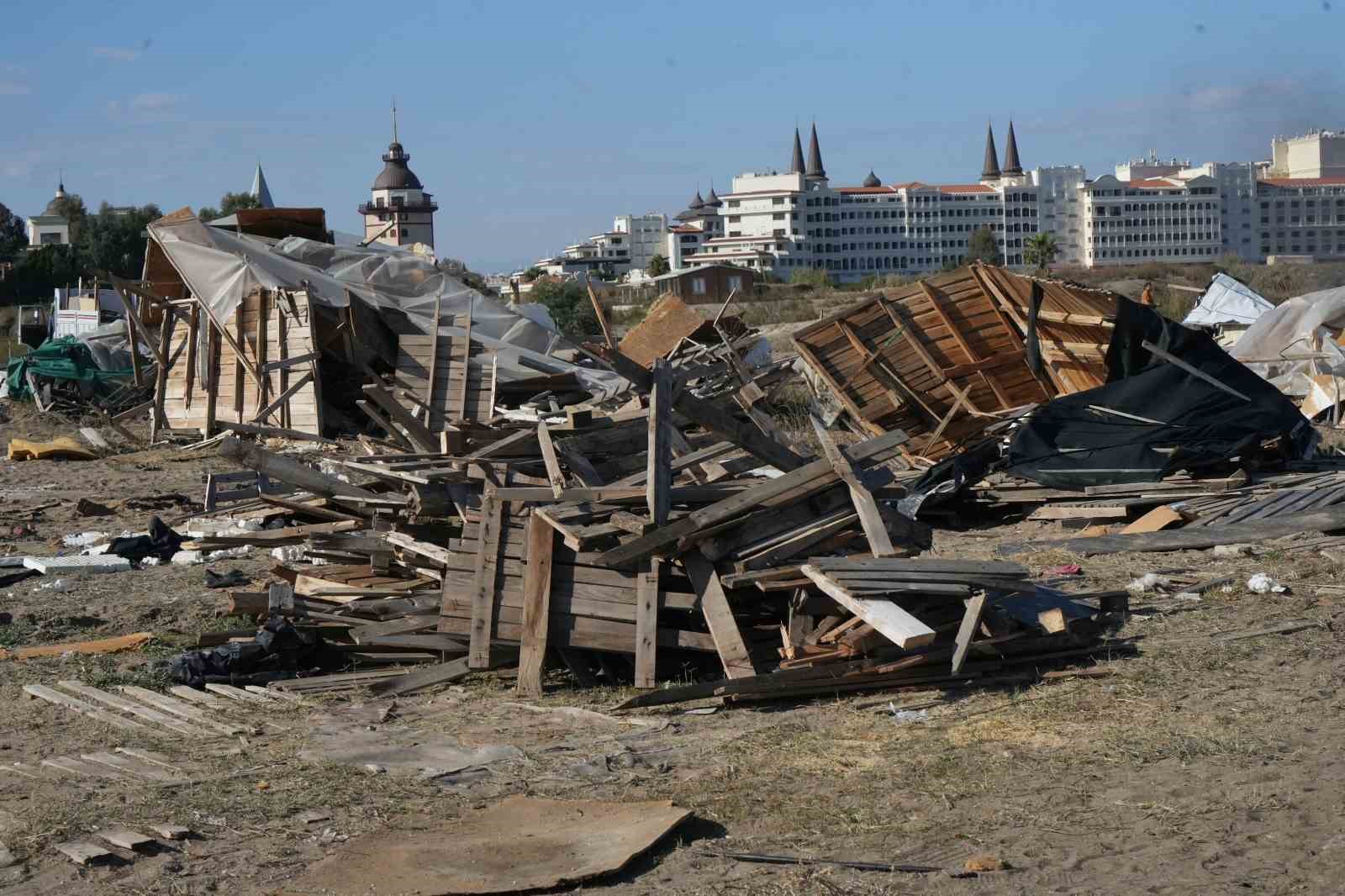 Denize sıfır 5 yıldızlı &ccedil;ardakların yerini halk plajları alıyor